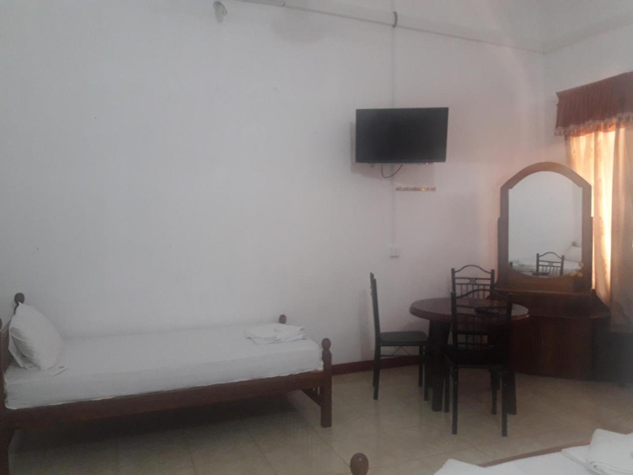 Hotel Blue Whale Jaffna Ngoại thất bức ảnh